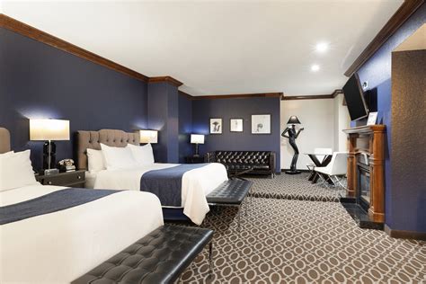 Des lux hotel - 6,000 sq. ft. fitness center open 6am-11pm. This lavish suite boasts a sitting area, fireplace & workstation. All rooms feature a coffee maker, refrigerator, honor bar, hair dryer, iron …